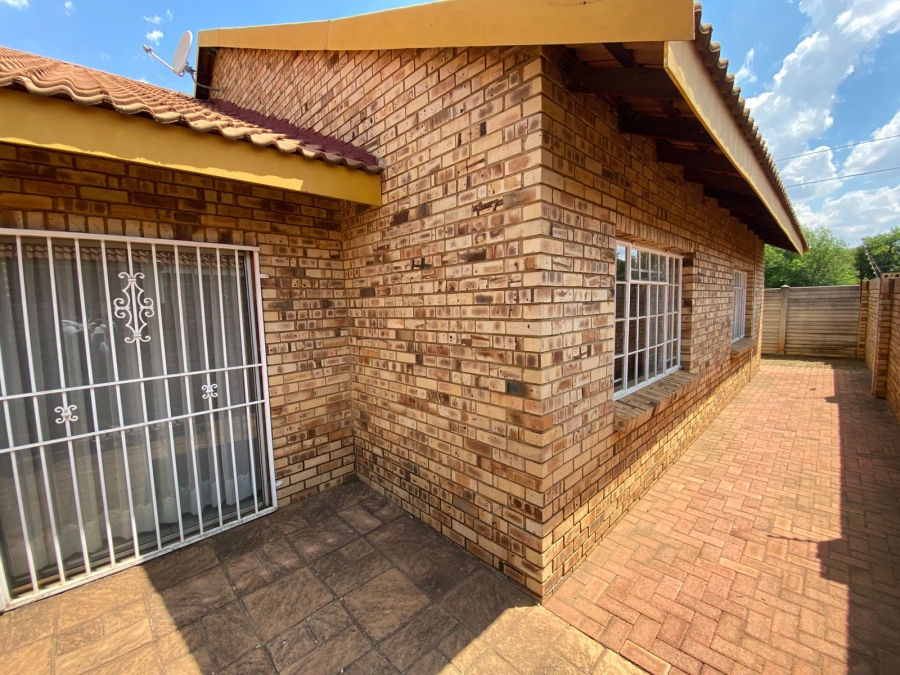 6 Bedroom Property for Sale in Kannoniers Park North West